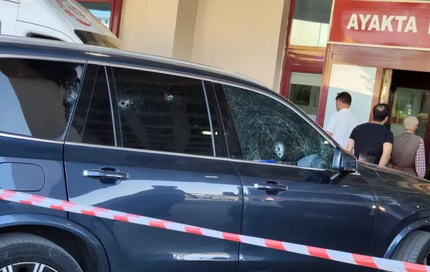 Kırmızı ışıkta bekleyen cipe kurşun yağdırdılar: Yaralı halde hastaneye sürdü