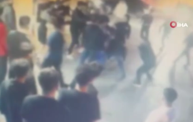 Sosyal medyadaki tartışmanın sonu bıçaklı kavga oldu: 2 kişi yaralandı, 1 kişi tutuklandı!
