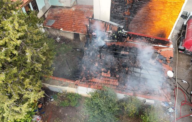 Annesinin evini kundakladığı iddia edildi: 26 yaşındaki kadın aranıyor