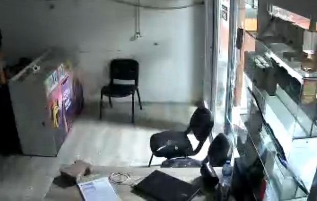 Kaldırım taşıyla bankanın camını kırdı! her yeri aradı ama eli boş döndü: O ilginç anlar kamerada!