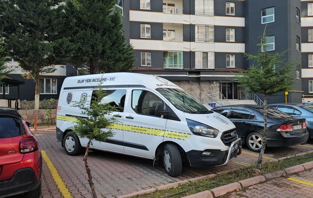 Aynı evde yaşayan çiftin kavgası kanlı bitti! Birbirlerini bıçakladılar