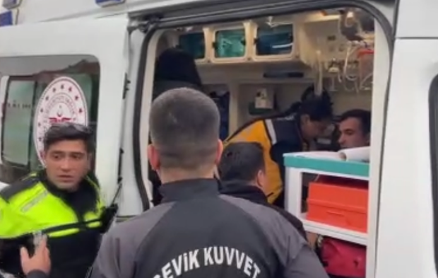 Kavşakta polis aracıyla çarpıştı, 2 polis yaralandı! Alkol kontrolünde gerçek ortaya çıktı