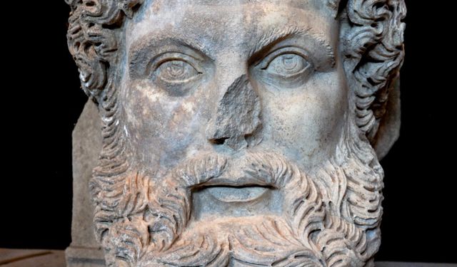 Aphrodisias'ta yeni buluntu: Kolosal Zeus Başı