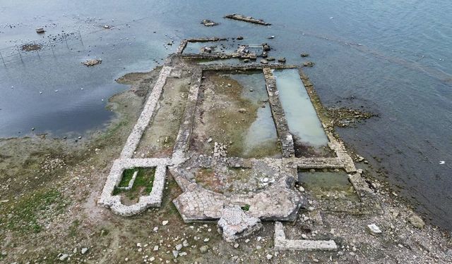 Kuraklık İznik Gölü’ndeki Tarihi 2 Bin Yıllık Bazilikayı Ortaya Çıkardı