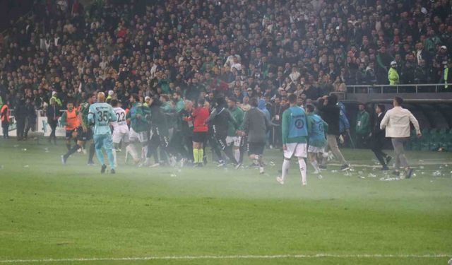 Sakaryaspor-Kocaelispor maçında ortalık karıştı