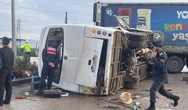 Balıkesir’de trafik kazası: Okul servisi ile tır çarpıştı 8’i ağır, 26  öğrenci yaralandı!