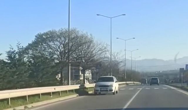 Trafikte ters yöne giden otomobil görenleri hayrete düşürdü