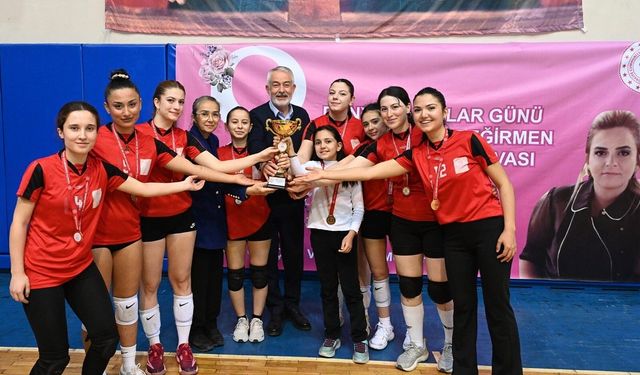 Mürüvvet Başdeğirmen Voleybol Turnuvası’nda zafer Parla’nın!