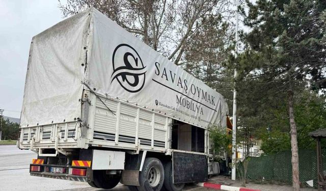 Çorum'da yoldan çıkan kamyon duvarda asılı kaldı