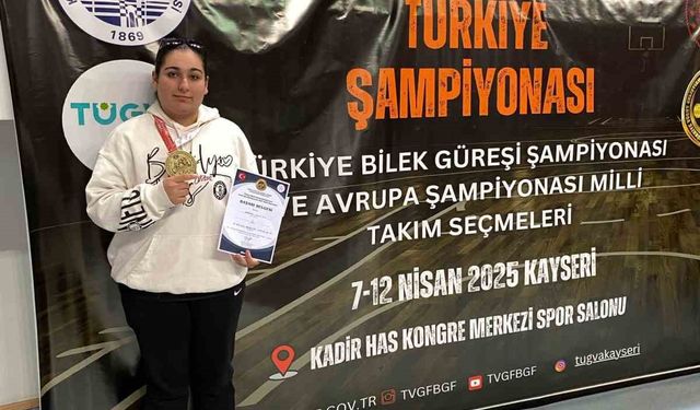 Düzceli Berrak Dilay Top Türkiye Bilek Güreşi Şampiyonu Oldu