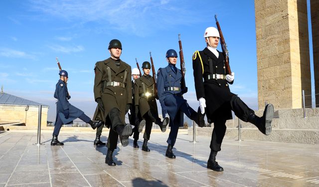 Anıtkabir'de nöbet tutan askerden ilginç hareket! Kimse anlam veremedi