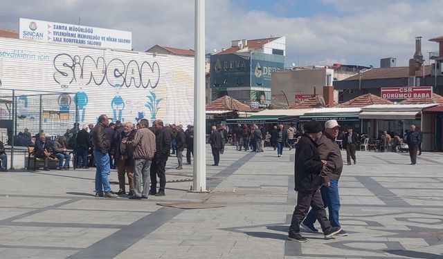 Sincan’da bahar sevinci: Güneşli havanın tadını yaşlılar çıkardı