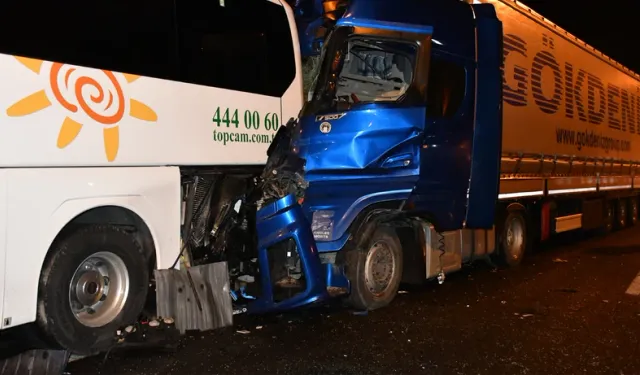Bozüyük'te Tır Tur Otobüsüne Çarptı: 13 Kişi Yaralandı