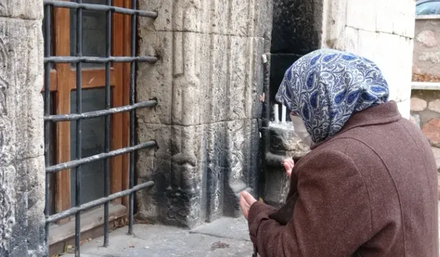 Tokat’ta ilginç anlar! Türbenin toprağını yiyerek dua ediyorlar
