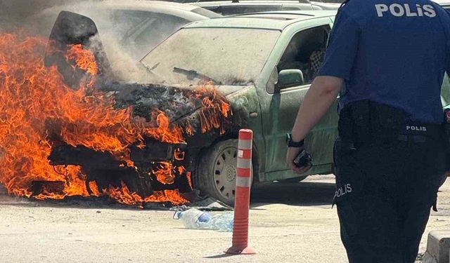 Ankara Kızılcahamam'da bir araç alev alev yandı