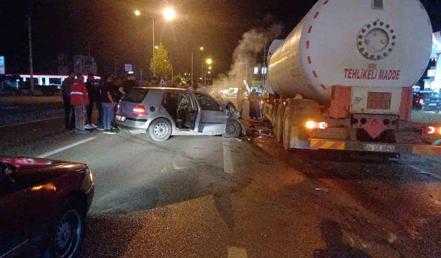 Çorum-Kırıkkale Karayolu'nda Feci Kaza: Otomobil Akaryakıt Tankeriyle Çarpıştı!