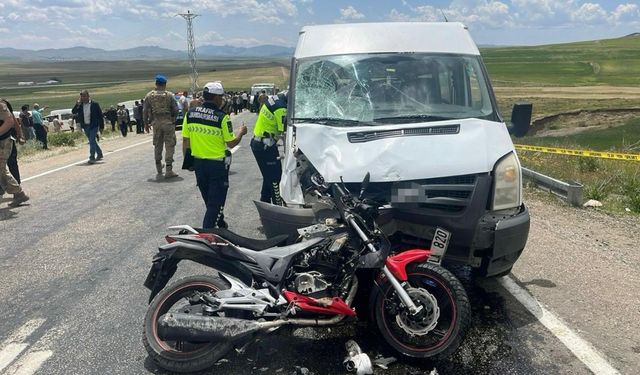 Van Özalp’ta Feci Kaza: Motosiklet ve Minibüs Çarpıştı 2 Genç Hayatını Kaybetti