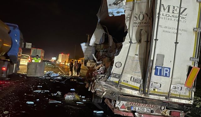 Sakarya'da yolcu otobüsü ile tır çarpıştı: 2’si ağır 12 yaralı