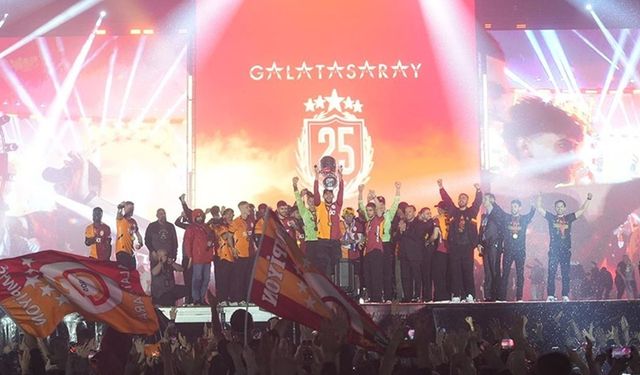 Galatasaray’ın 5 yıldızlı forması tarihi heykeli süsleyecek