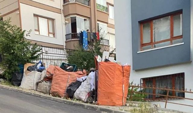 Ankara Mamak’ta çöp alarmı: Mahalleli kaldırım işgalinden şikayetçi