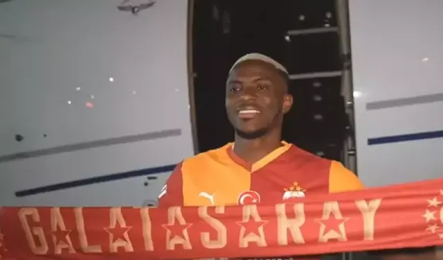 Victor Osimhen resmen Galatasaray'da: Havalimanında duygusal anlar... taraftarla tarihi buluşma