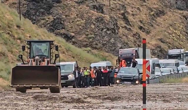 Yüksekova-Van karayolundaki heyelan trafiği felç etti