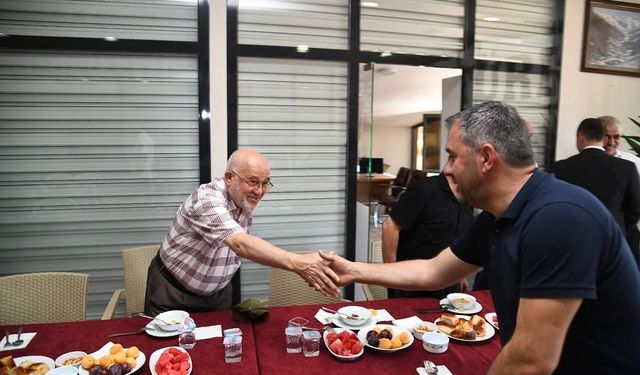 Pursaklar'da dayanışma geleneği sürdü: Mehmet Cantürk'ten geleneksel aşure ikramı