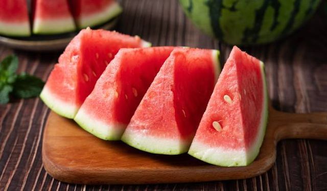Karpuzu yıkamadan kesmeyin! Salmonella riski taşıyor