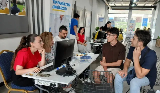 Tercih sürecindeki adaylar Lokman Hekim Üniversitesi Tanıtım Günlerinde