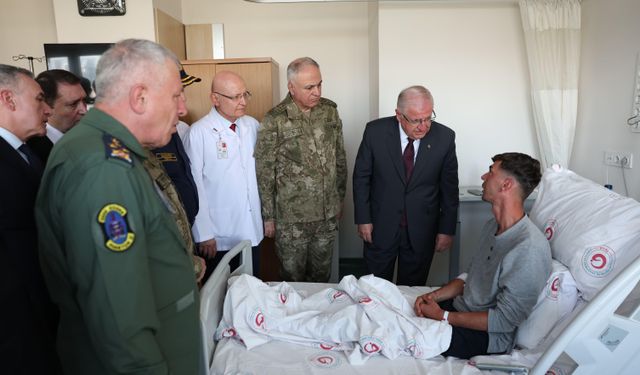 Bakanlardan gazdan zehirlenen askerlere ziyaret: "Devletimiz her zaman yanınızda"