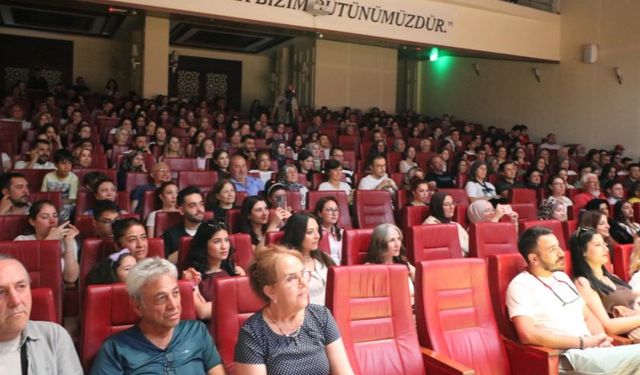 Elmadağ’da Sanat Rüzgârı: Devekuşu Kabare Ayakta Alkışlandı