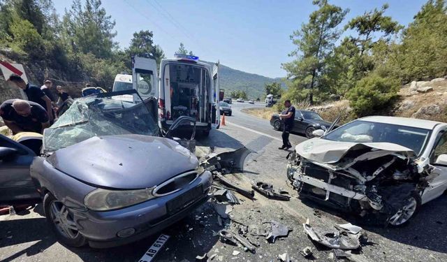 Antalya Akseki’de iki otomobil çarpıştı: 8 kişi yaralandı
