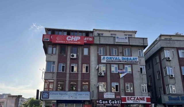 Bahçelievler İlçe Başkanlığı binasına CHP İstanbul İl Başkanlığı tabelası asıldı