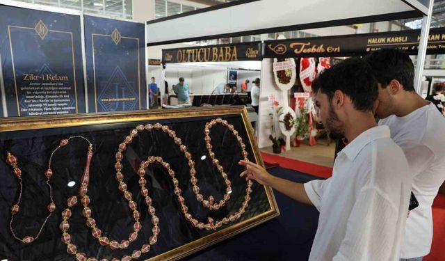 İstanbul’lu ustalar 14 ayda Kur’an-ı Kerim’in tamamını tespihe işledi: İlk sergi Adana’da