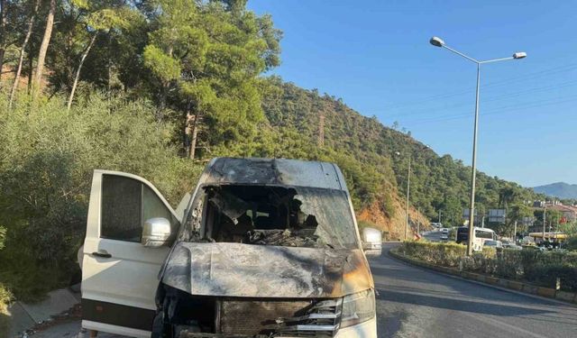 Marmaris çıkışında korkutan anlar! Minibüs alevlere teslim oldu