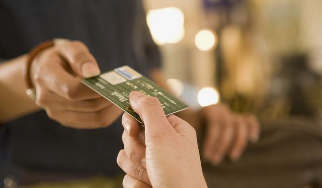 Kredi ve banka kartını başkasıyla paylaşan yandı! Bakın bu gencin başına neler geldi...