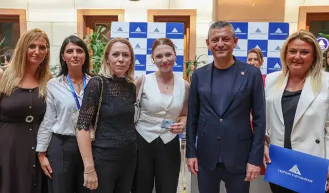 Özgür Özel'den vefa:  Ferdi Zeyrek'in kızının üniversite kayıt işlemine eşlik etti!