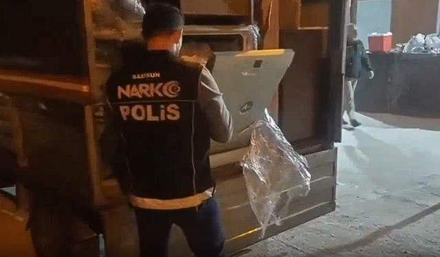 Samsun’da dedektör köpeği Tony, bulaşık makinesine gizlenen 53 bin hapı ortaya çıkardı