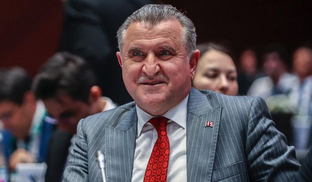 Bakan Osman Aşkın Bak’tan Milli Yüzücü Defne Kurt’a tebrik