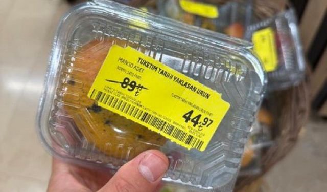 Çürük mangolar raflarda! Marketin etiketi sosyal medyayı salladı