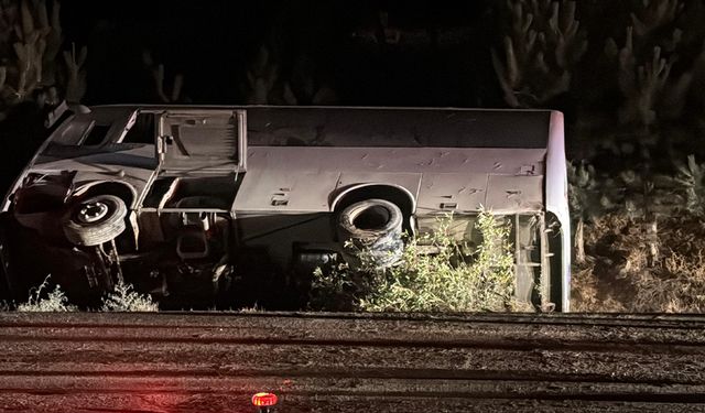 Afyonkarahisar’da midibüs devrildi: 12 yaralı
