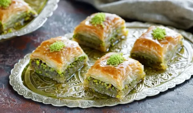 Ünlü tatlıcı vatandaşa baklava diye boya yedirtmiş!
