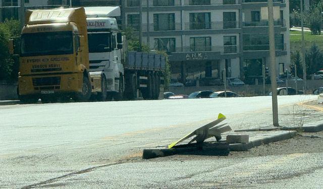 Ankara Çakırlar'da bozuk kilit taşları ve kırık yol levhaları tehlike saçıyor!