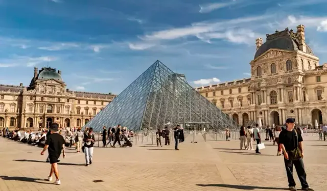 Louvre’da soygun şoku: “Paha biçilemez” mücevherler çalındı, müze kapılarını kapattı
