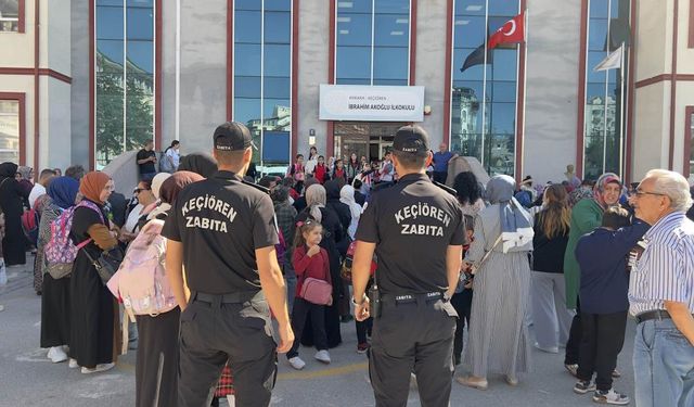 Keçiören zabıtası okul önlerinde trafik yoğunluğunu azaltmak için sahada