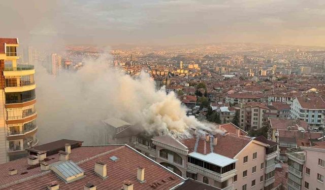 Ankara'da çıkan yangın korkuttu: Çatıdan alevler yükseldi