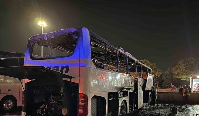 AŞTİ otoparkında korkutan yangın! Otobüs alev alev yandı