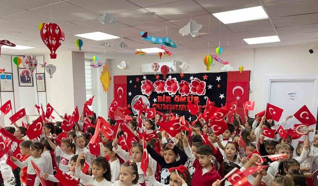 Pursaklar’da miniklerden 29 Ekim coşkusu: Nezaket Okullarında Cumhuriyet Bayramı kutlandı