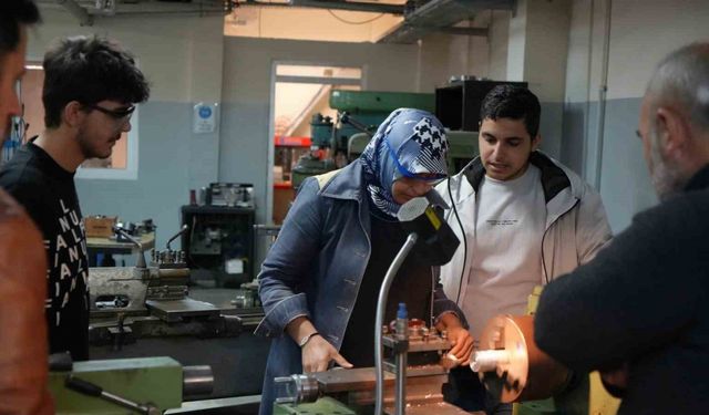 Samsun’da 45 yaşındaki İlknur Arslan kalıpçılık bölümünde tek kadın öğrenci