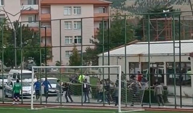 Sivrihisarspor-Artıspor maçında futbolcu bıçakla taraftarların üzerine yürüdü